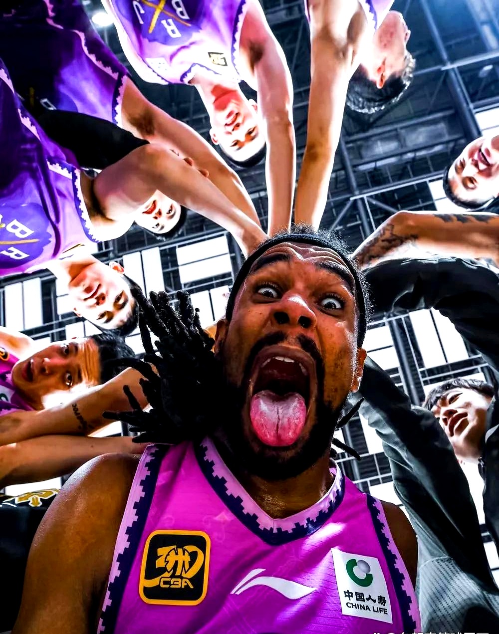 篮球队备战夜间比赛,球迷翘首期待 篮球队备战夜间比赛,球迷翘首期待