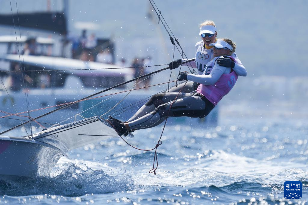 瑞士队在帆船比赛中获得银牌 瑞士队在帆船比赛中获得银牌